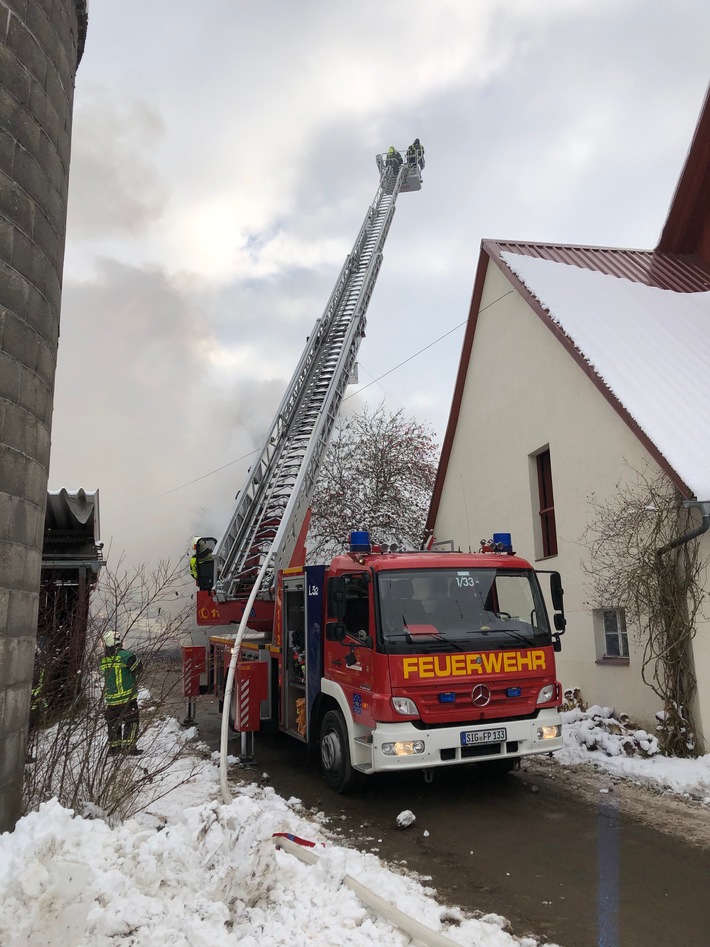 KFV Bodenseekreis: Zahlreiche Feuerwehren im Löscheinsatz bei Scheunenbrand bei Hattenweiler