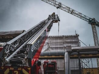 Feuerwehr Rostock: Arbeitsunfall erfordert Spezialeinsatz der Höhenrettung