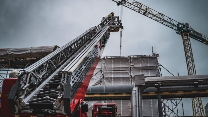 Feuerwehr Rostock: Arbeitsunfall erfordert Spezialeinsatz der Höhenrettung
