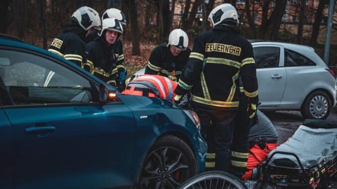 Feuerwehr Rostock: Radfahrer unter PKW eingeklemmt