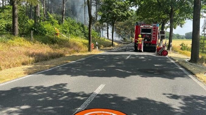 Feuerwehr Weeze: Gemeldeter Fahrzeugbrand greift auf Böschung und Wald über