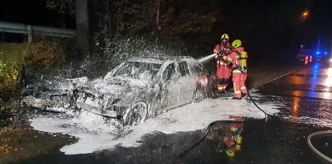 Feuerwehr Weeze: PKW Brände halten die Feuerwehr in der Nacht zu Mittwoch erneut auf Trab