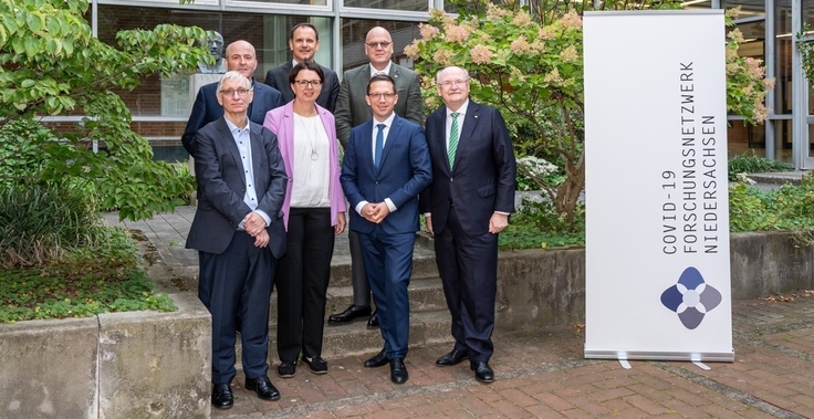 Schmuckbild: Gruppenfoto mit Minister Falko Mohrs.