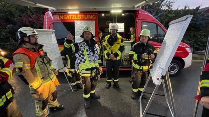 KFV Bodenseekreis: 85 Feuerwehrleute im Einsatz bei Wohnhausbrand
