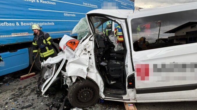 KFV Bodenseekreis: B33: Kollision von Kleinbus mit LKW
