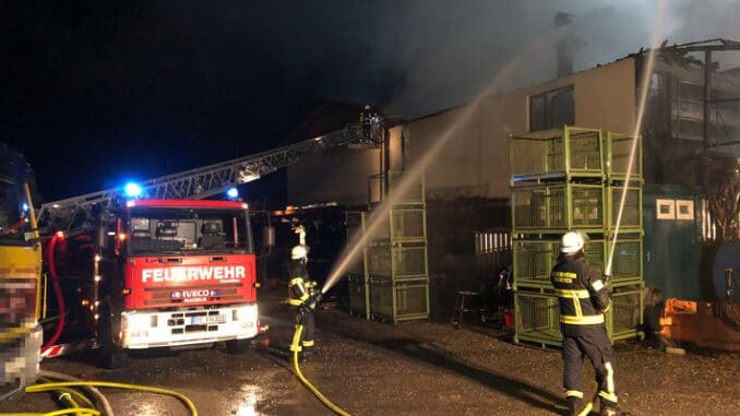 KFV Bodenseekreis: Brand einer Lagerhalle verursacht Millionenschaden