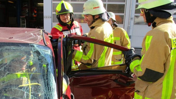KFV Bodenseekreis: Gemeinsame Weiterbildung von Werkfeuerwehr Airbus und Feuerwehr Markdorf in technischer Unfallrettung