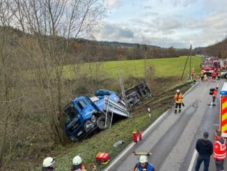 KFV Bodenseekreis: L204: Verkehrsunfall zwischen LKW und PKW - Fahrer eingeklemmt