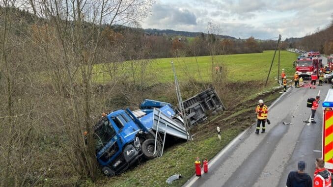 KFV Bodenseekreis: L204: Verkehrsunfall zwischen LKW und PKW - Fahrer eingeklemmt