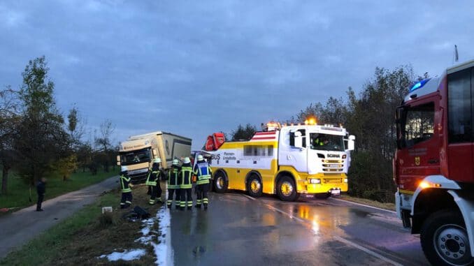 KFV Bodenseekreis: Tödlicher Verkehrsunfall auf B33 bei Markdorf: Fahrerin verstirbt nach Frontalkollision.