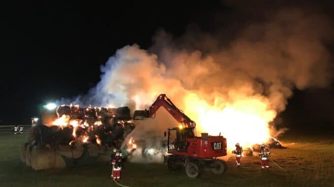 KFV-CW: 200 Heuballen durch Brand vernichtet - Keine Verletzten - 80 Einsatzkräfte vor Ort