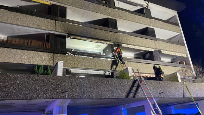 KFV-CW: Feuerwehr hat Wohnungsbrand im Mehrfamilienhaus schnell unter Kontrolle