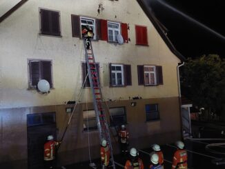 KFV-CW: Feuerwehr rettet sieben Menschen aus brennendem Wohnhaus/150.000 Euro Schaden/Keine Verletzten