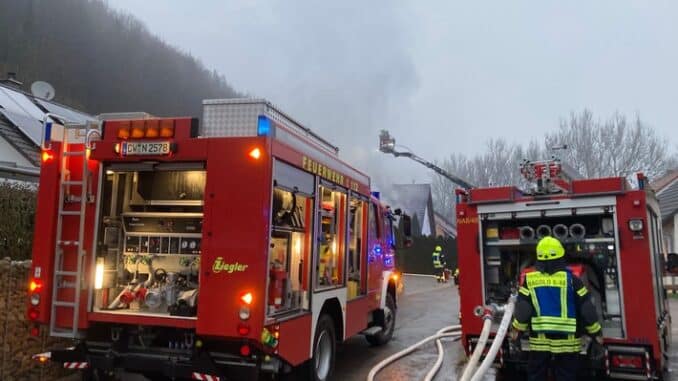 KFV-CW: Feuerwehr verhindert Dachstuhlbrand in Nagold-Gündringen / Keine Verletzte / 50.000 Euro Schaden