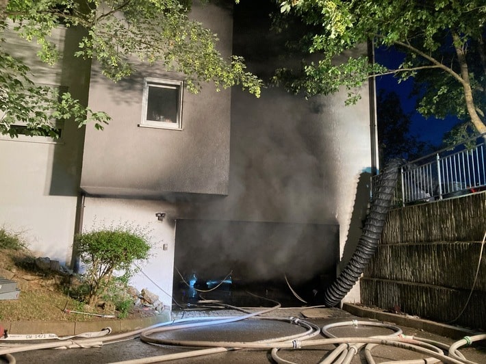 KFV-CW: Millionenschaden nach Großbrand in Tiefgarage - Keine Verletzten - Intensiver Atemschutzeinsatz