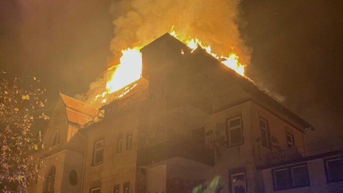 KFV-CW: Offener Dachstuhlbrand auf Charlottenhöhe in Schömberg - Keine verletzte Personen