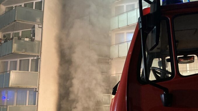 KFV-CW: Tiefgaragenbrand in Altensteig-Wart/Feuerwehr evakuiert mehr als 70 Personen/Ringalarm fordert Rettungskräfte aus der ganzen Region