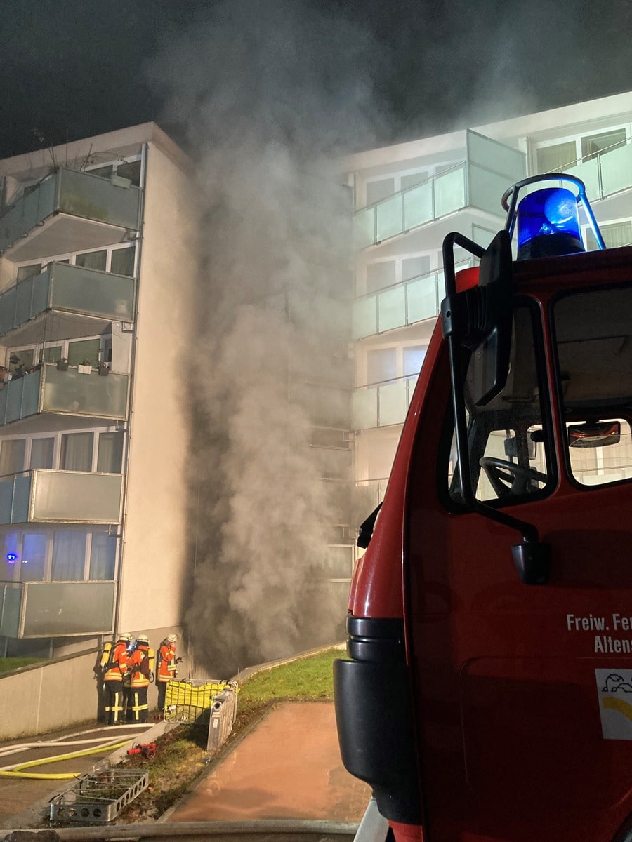 KFV-CW: Tiefgaragenbrand in Altensteig-Wart/Feuerwehr evakuiert mehr als 70 Personen/Ringalarm fordert Rettungskräfte aus der ganzen Region