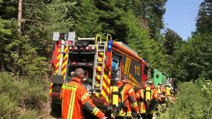 KFV-CW: Waldbrand in Bad Teinach fordert Einsatzkräfte aus dem ganzen Landkreis - 200 Einsatzkräfte verhindern Ausbreitung - Drohne erfolgreich im Einsatz