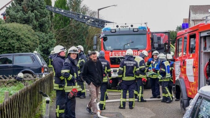 KFV-CW: Wohnungsbrand in Calw-Heumaden forderte Einsatzkräfte. Drei Menschen erleiden Rauchgasvergiftung. Ein Hund stirbt.