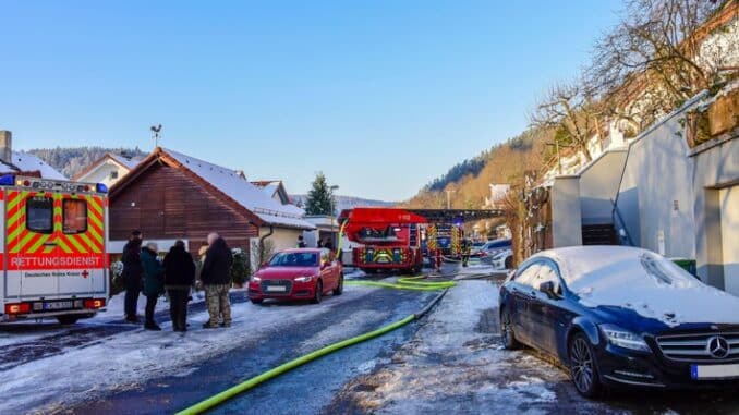 KFV-CW: Wohnungsbrand in Dachwohnung in Calw. Keine Verletzten. Eine Katze stirbt.