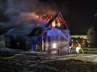 LRA-Ravensburg: Der Brand eines Maschinenschopfs in Eglofs-Schnaidt ruft Feuerwehren aus Argenbühl und Wangen auf den Plan. Hauptgebäude und untergestellter Verkaufswagen bleiben unversehrt.