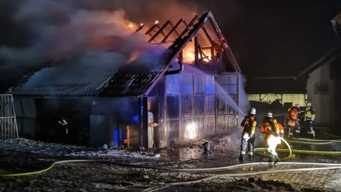 LRA-Ravensburg: Der Brand eines Maschinenschopfs in Eglofs-Schnaidt ruft Feuerwehren aus Argenbühl und Wangen auf den Plan. Hauptgebäude und untergestellter Verkaufswagen bleiben unversehrt.