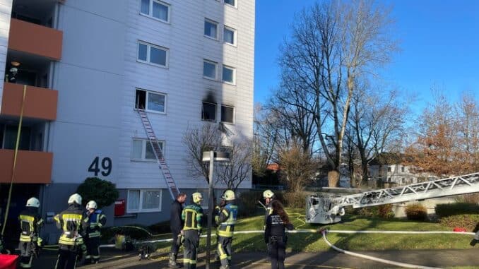 LRA-Ravensburg: Feuerwehr rettet eine Person bei Zimmerbrand
