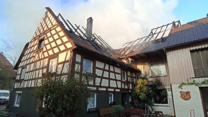 LRA-Ravensburg: Gebäude im Vollbrand in Wangen im Allgäu, OT Leupolz