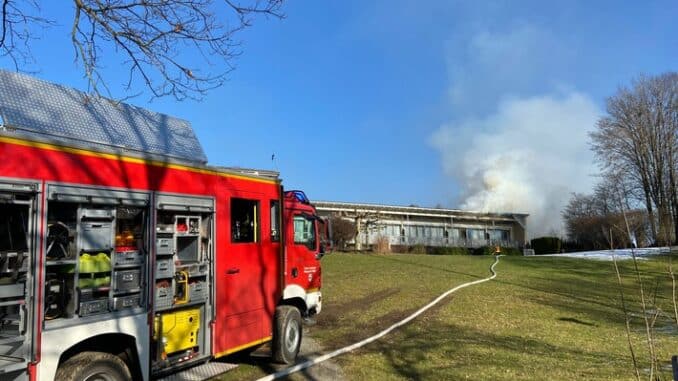 LRA-Ravensburg: Hotel-Großbrand in Wangen im Allgäu - Einsatz ruft mehrere Feuerwehren der Region auf den Plan