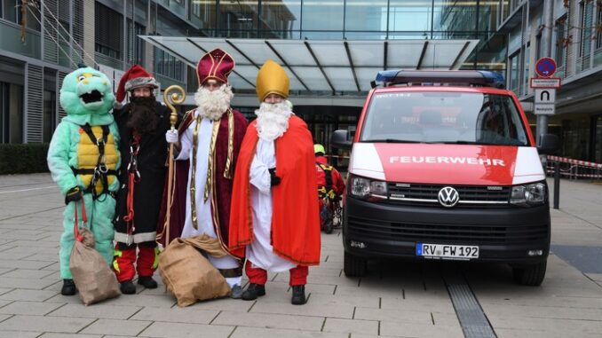 LRA-Ravensburg: Nikolaus seilt sich am Krankenhaus ab