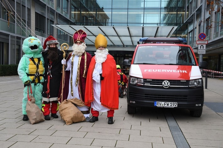 LRA-Ravensburg: Nikolaus seilt sich am Krankenhaus ab