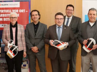 Im gemeinsamen Austausch zu virtuellen Lernumgebungen an der Kaufmännischen Schule Bad Mergentheim (von links): Barbara Pfülb (Austauschschule Valpolicella in Italien), Josephine Heyn (Schülerin der KSM), Tobias Ladewig (Leiter des Würth Industrie Service Innovation Hub), Kathrin Lauer (Fachlehrkraft Einzelhandel KSM), Kerstin Weimer (innolabBS - Projektleitung KSM), Dr. Margarete Strasser und Marcus Kazmeier (beide Regierungspräsidium Stuttgart / OES), Landrat Christoph Schauder, Schulleiter Volker Stephan, Gottfried Gunzenhauser (Abteilungsleiter Berufsschule KSM), Dezernentin Ursula Mühleck, Anna Spiegel (Schülerin KSM), David Kablitz (Universität Konstanz - Lehrstuhl Wirtschaftspädagogik) sowie Christina Behr (Fachlehrkraft Einzelhandel).