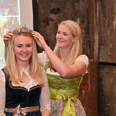 Die bisherige Weinkönigin Michaela Wille (rechts) gibt die Krone an ihre Schwester, Christina Wille, weiter.