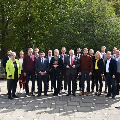 Ministerin Thekla Walker MdL (erste Reihe, vierte von links) tauschte sich mit Landrat Christoph Schauder (erste Reihe, dritter von links) und den Oberbürgermeisterin sowie den Bürgermeisterinnen und Bürgermeistern über den Umsetzungsstand der Energiewende im Main-Tauber-Kreis aus.