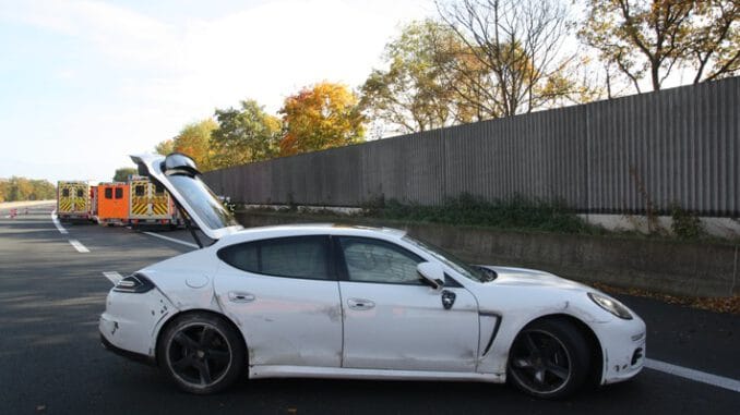 POL-BI-Schwerer-Verkehrsunfall-auf-der-BAB-30-Porsche.jpeg POL-BI: Schwerer Verkehrsunfall auf der BAB 30 - Porsche fährt gegen eine Betonmauer