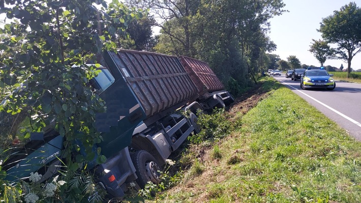 POL-CUX: LKW verunfallt auf der B73 zwischen Altenbruch und Otterndorf - Sperrung wird für die Bergung erforderlich sein (Lichtbild in der Anlage)