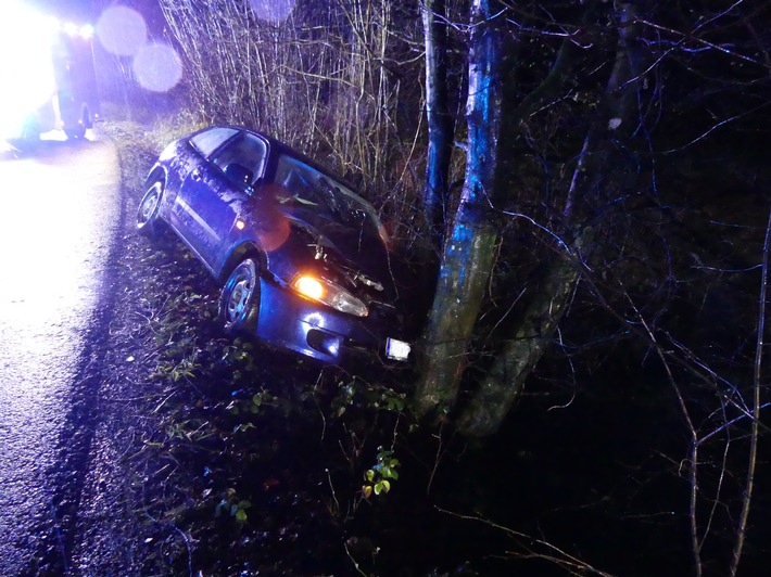 POL-GM: Auto prallt gegen Baum