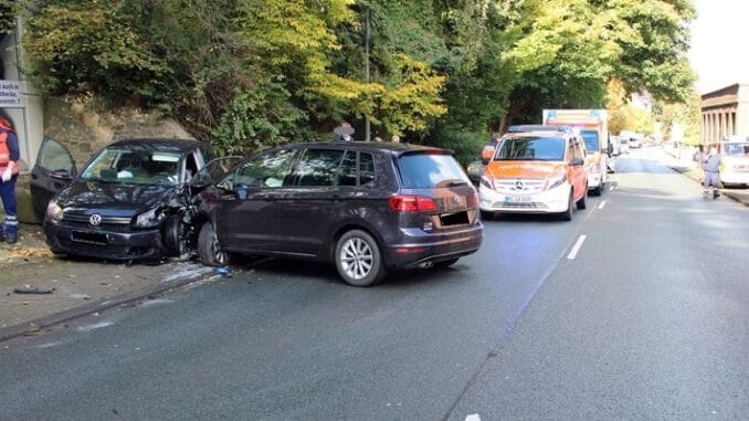 POL-MI: Auto gerät in den Gegenverkehr