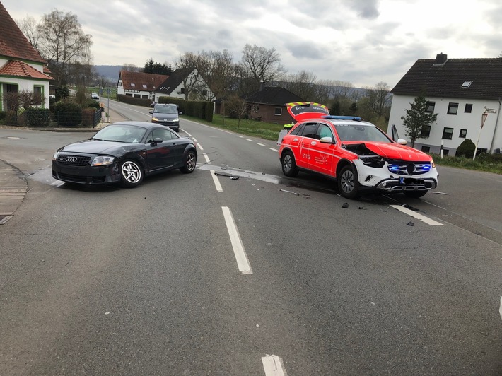 POL-MI: Notarzt auf dem Weg zum Einsatzort bei Verkehrsunfall verletzt