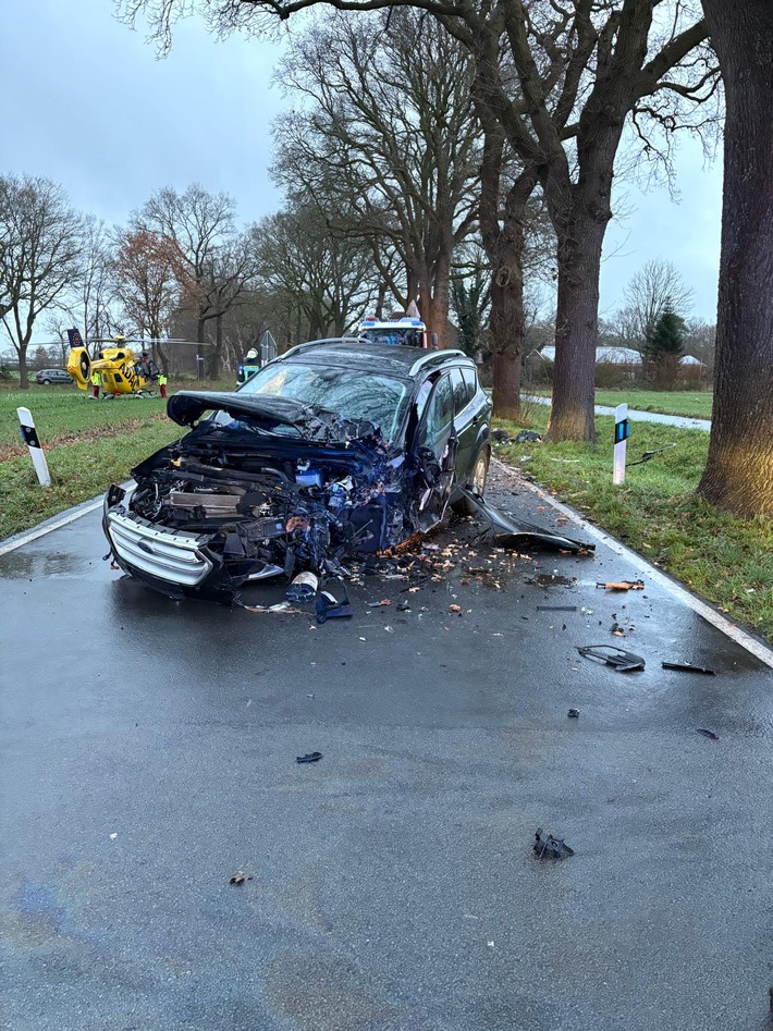 POL-OL: +++ Apen-Nordloh: Pkw prallt alleinbeteiligt gegen einen Baum +++