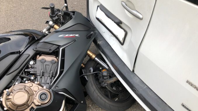 POL-PDKH: Verkehrsunfall zwischen Motorradfahrer und PKW-Fahrer