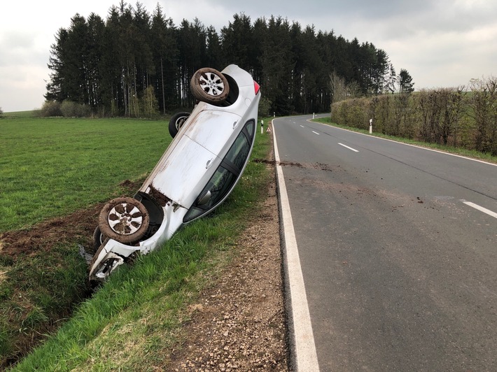 POL-PDWIL: Verkehrsunfall auf der L1 - PKW überschlägt sich