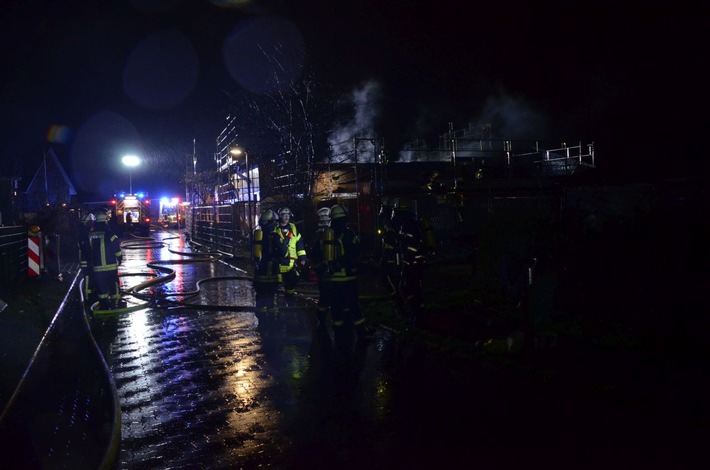 POL-STD: Dachstuhlbrand in Horneburger Kindergartenneubau