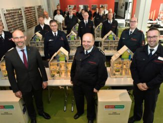 VdF-NRW: Verband der Feuerwehren in NRW und Provinzial übergeben 20 Rauchhäuser an Feuerwehren Pilotprojekt soll die Brandschutzaufklärung für Senioren bereichern