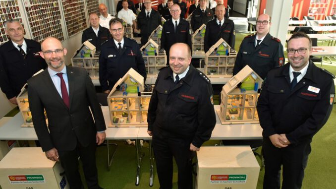 VdF-NRW: Verband der Feuerwehren in NRW und Provinzial übergeben 20 Rauchhäuser an Feuerwehren Pilotprojekt soll die Brandschutzaufklärung für Senioren bereichern