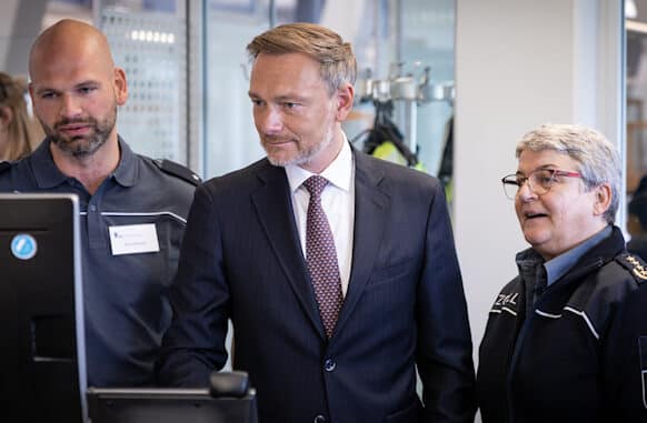 Finanzminister Christian Lindner und die Präsidentin der Generalzolldirektion Colette Hercher überzeugen sich beim Zollamt Hamburg von der digitalen Warenabfertigung.