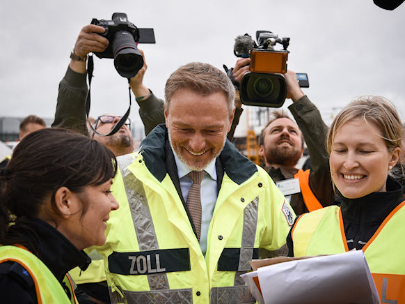Bundesfinanzminister Christian Lindner im Gespräch mit Zöllnerinnen