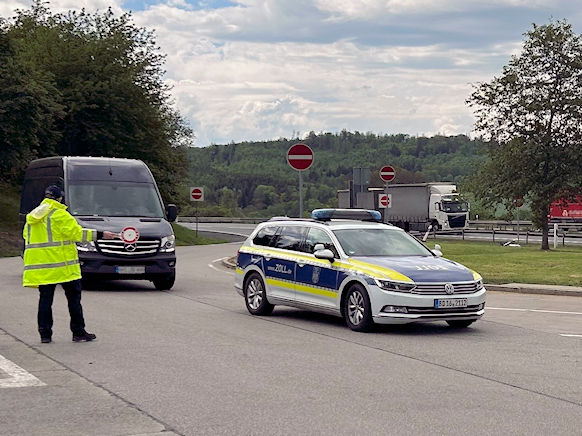 Zöllner zieht Transporter zur Kontrolle aus dem Verkehr