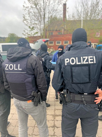 Einsatzkräfte von Zoll und Polizei